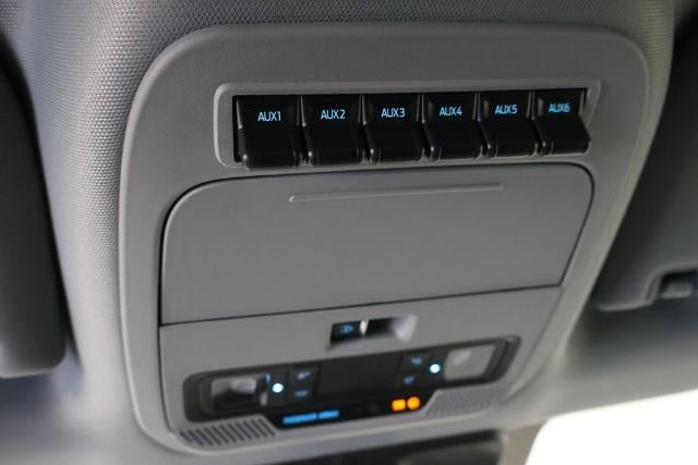 2027 Ford Super Duty F-350 SRW XLT w/BLK Appearance PKG