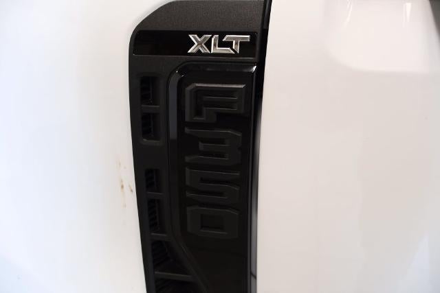 2027 Ford Super Duty F-350 SRW XLT