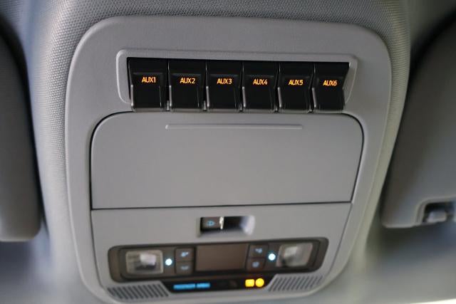 2027 Ford Super Duty F-350 SRW XLT