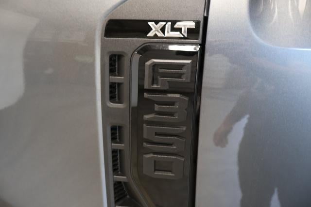 2027 Ford Super Duty F-350 SRW XLT