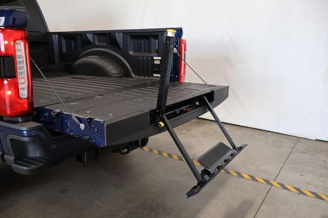 2027 Ford Super Duty F-350 SRW XLT