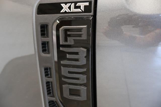 2027 Ford Super Duty F-350 SRW XLT