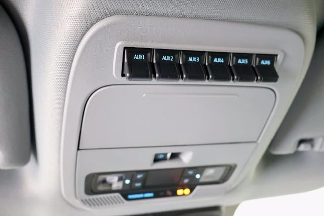 2027 Ford Super Duty F-350 SRW XLT