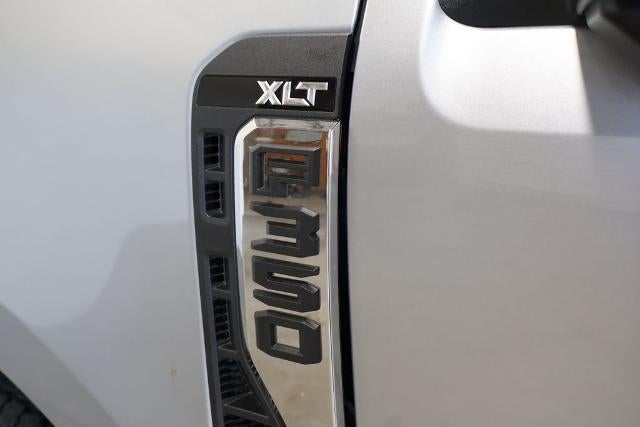 2027 Ford Super Duty F-350 SRW XLT