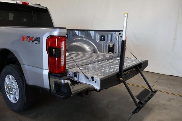 2027 Ford Super Duty F-350 SRW XLT