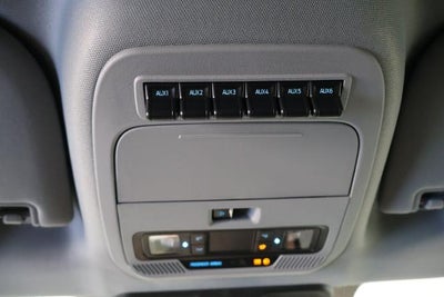 2027 Ford Super Duty F-350 SRW XLT