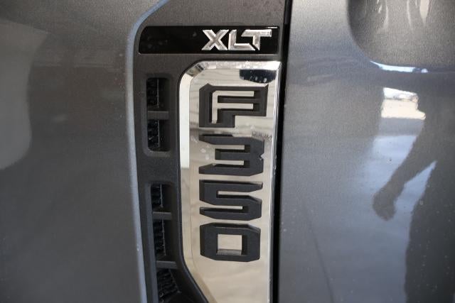 2027 Ford Super Duty F-350 SRW XLT