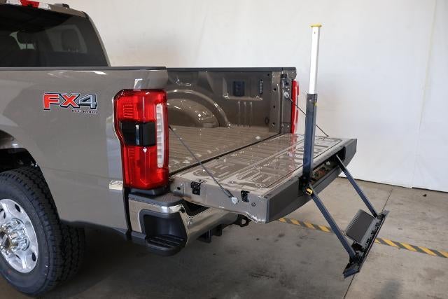 2027 Ford Super Duty F-350 SRW XLT