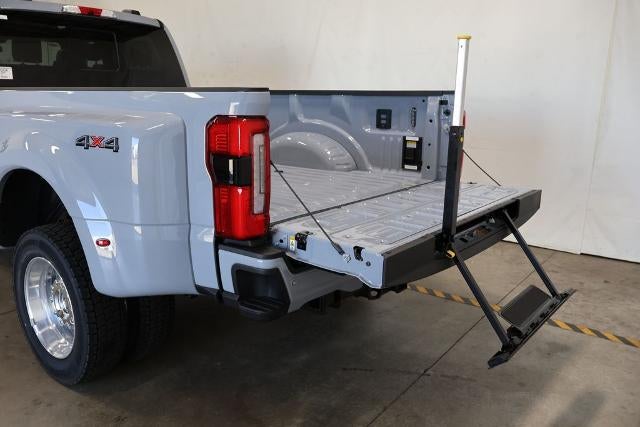 2027 Ford Super Duty F-450 DRW Platinum