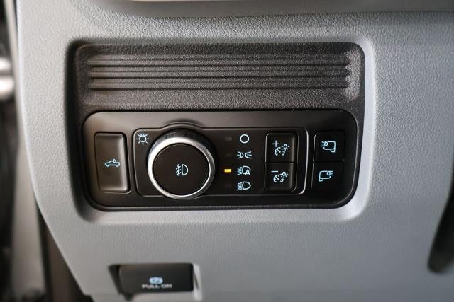 2027 Ford Super Duty F-350 SRW XLT