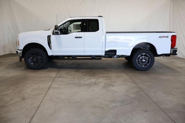 2027 Ford Super Duty F-350 SRW XLT