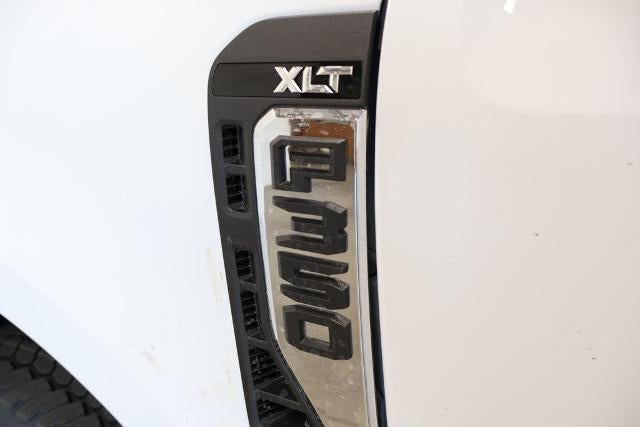 2027 Ford Super Duty F-350 SRW XLT