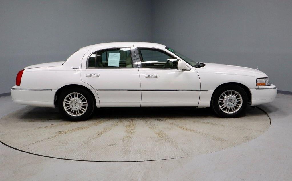 2011 Lincoln Town Car Signature Limited
