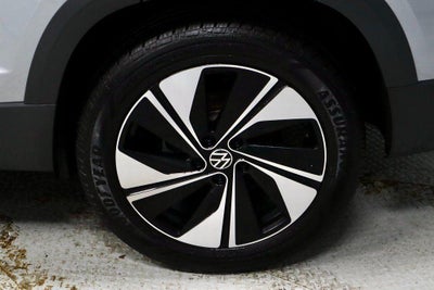 2025 Volkswagen Taos SE 4MOTION